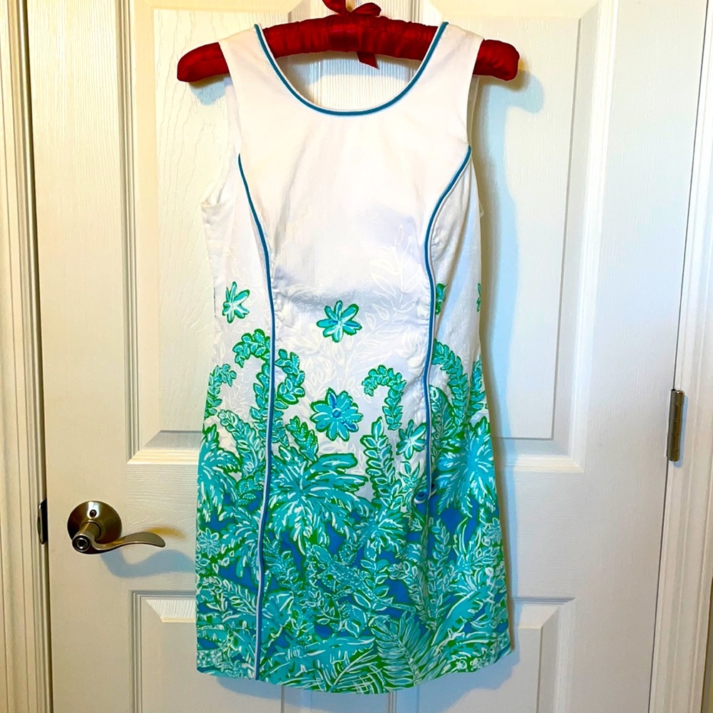 Machine wash fully lined vibrant Lily Pulitzer shift dress. Size 4